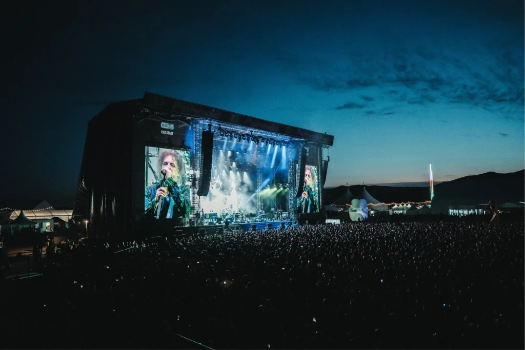 Scena na festiwalu rockowym podczas nocnego koncertu The Cure w Trenczynie
