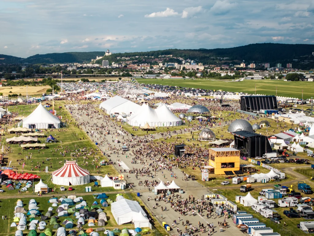 Widok na teren festiwalu rockowego na terenie lotniska, w tle miasto Trenczyn